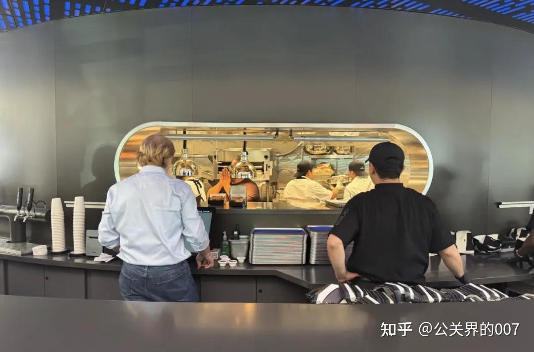特斯拉5亿开了家飞碟餐厅:机器人24小时做爆米花、送餐,争夺“空间主权” - 知乎