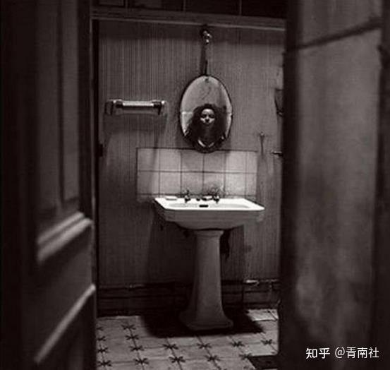 半夜醒来,我揉着睡惺惺的双眼去厕所,正好经过那面"遗像镜子".