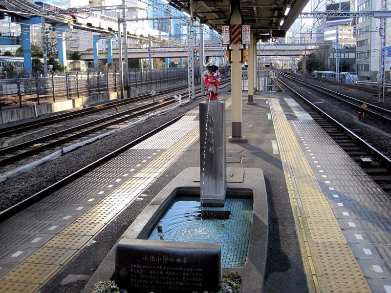 山手线上的这个车站站台上有一尊撒尿小童的雕塑你知道吗