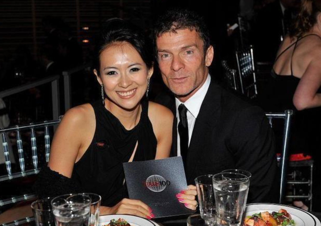 诈捐门,沙滩门等事件中,章子怡在圈中也有了门神称号,调侃她的黑历史