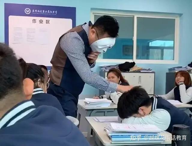 悲哀!班主任厕所被几名男生两次敲破头,谁也不认,今老师只有躲 - 知乎