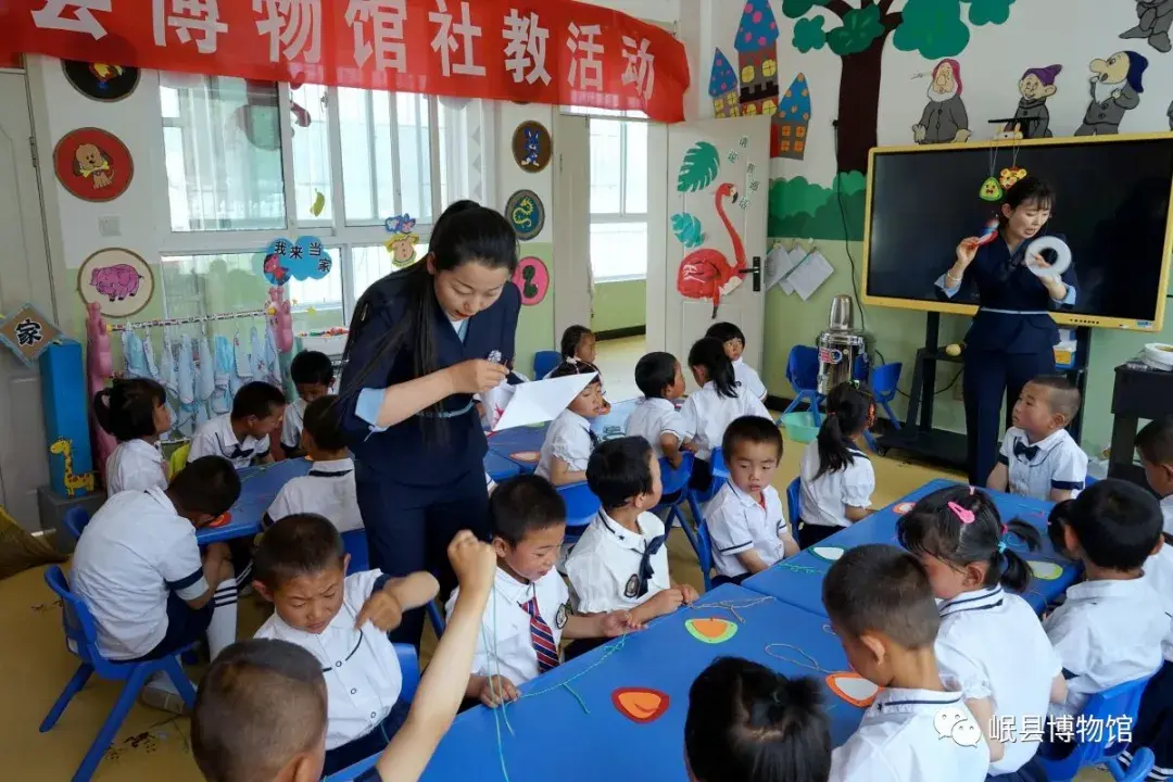 6月11日,在岷縣東城區幼兒園我館社教員通過視頻短片讓小朋友們認識了