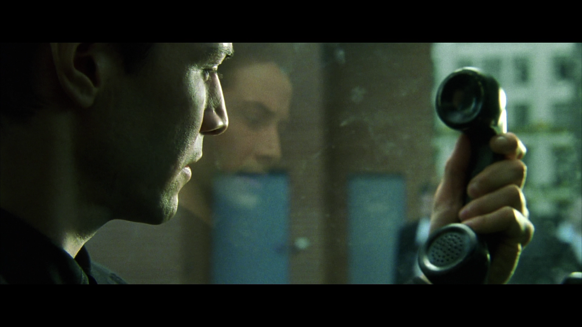 因此,在电影里,你看到越多的细节(如川流不息,行进有序的人群;如让你