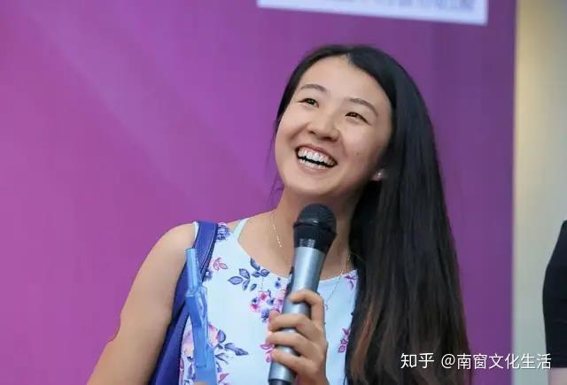 来自山东农村的律师邱华梅(34岁)纪录片中的三位女