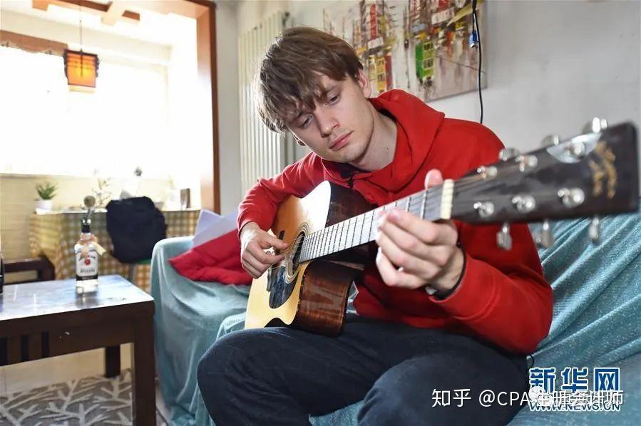 受疫情影响,他和女朋友留在北京的家中,过上了"宅"生活