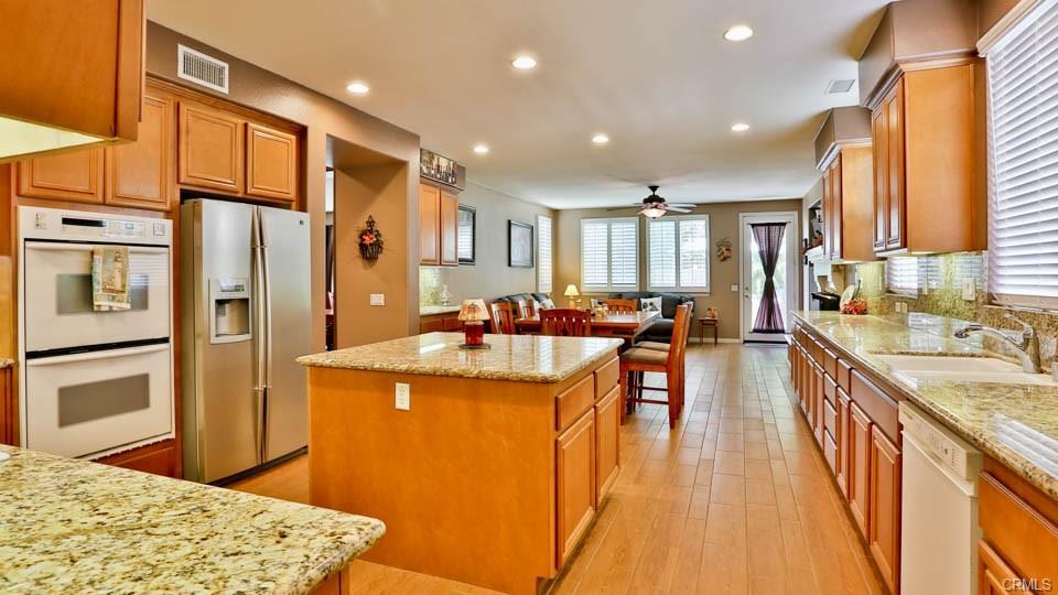 非常高雅气派,另外还有一个独立餐厅,是大家聚餐的好地方,超大厨房带