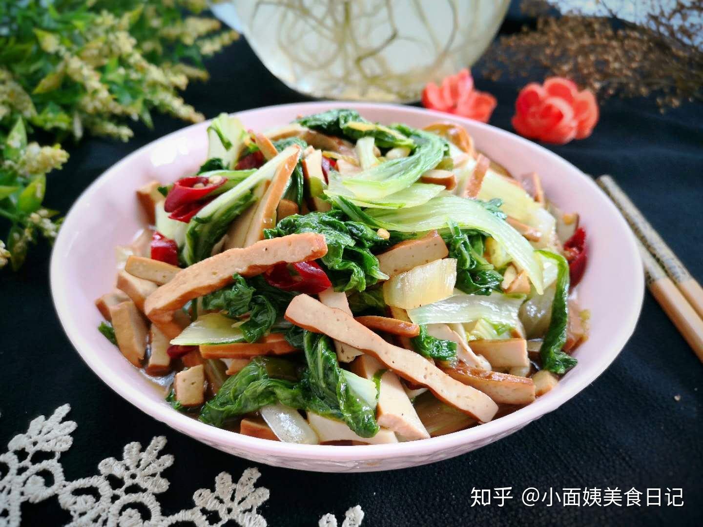 【小白菜炒豆乾】食材:小白菜一捆,豆乾6片,蔥半根,幹辣椒4根,蒜3粒