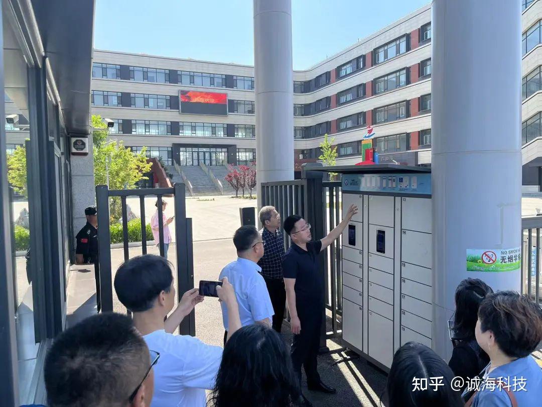 烟台黄渤海新区第四初级中学杨宝三校长向程主任一行介绍了学校的校园