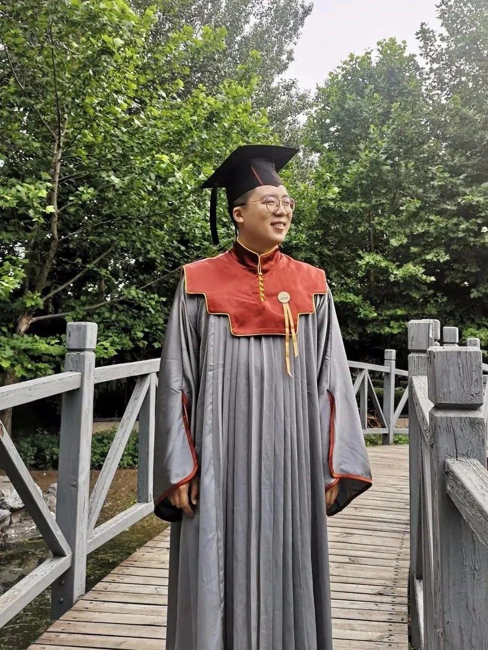 中央美院 VS 中国美院学士服，你最 Pick 哪一家？ - 知乎