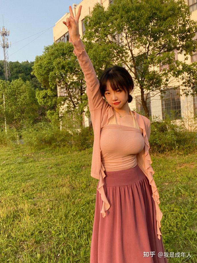 大胸妹子d以上穿吊带裙穿什么内衣呢