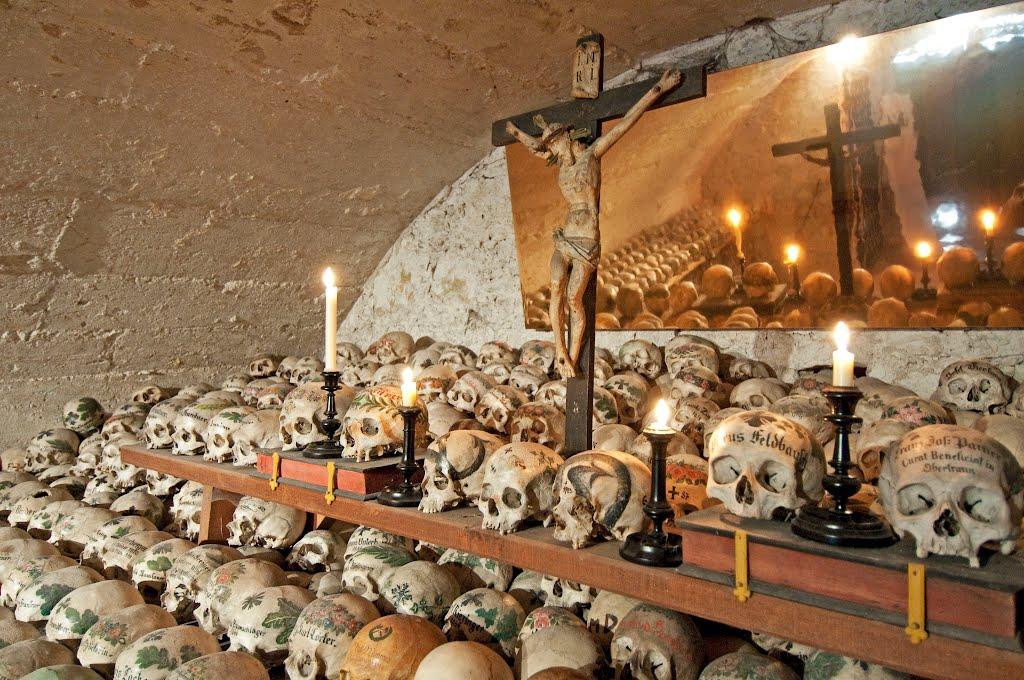 赠品:巴黎地下墓穴(catacombes de paris)也叫"骷髅墓",位于巴黎14区