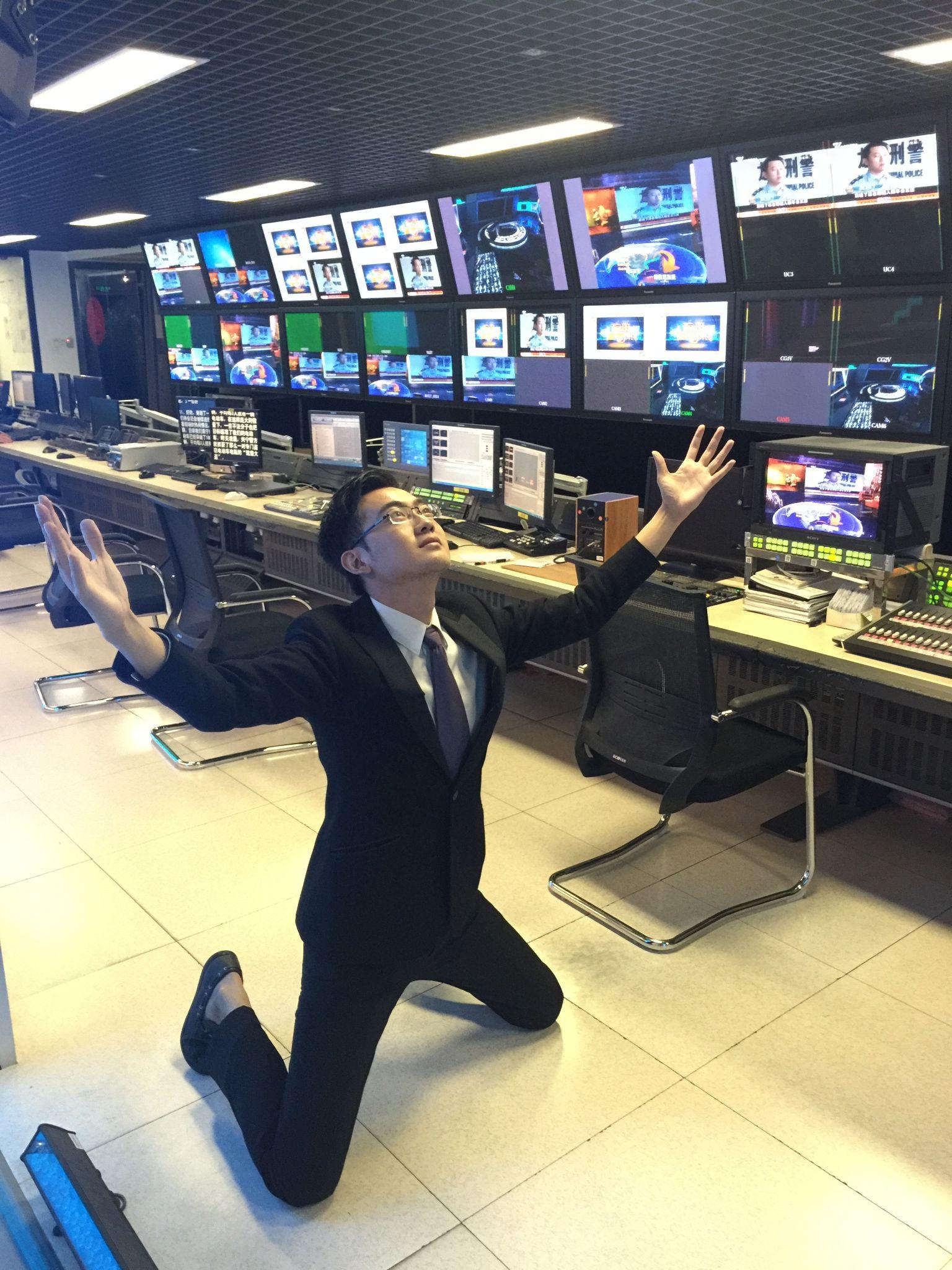 为什么《新闻联播》结束后总有播音员在收拾稿