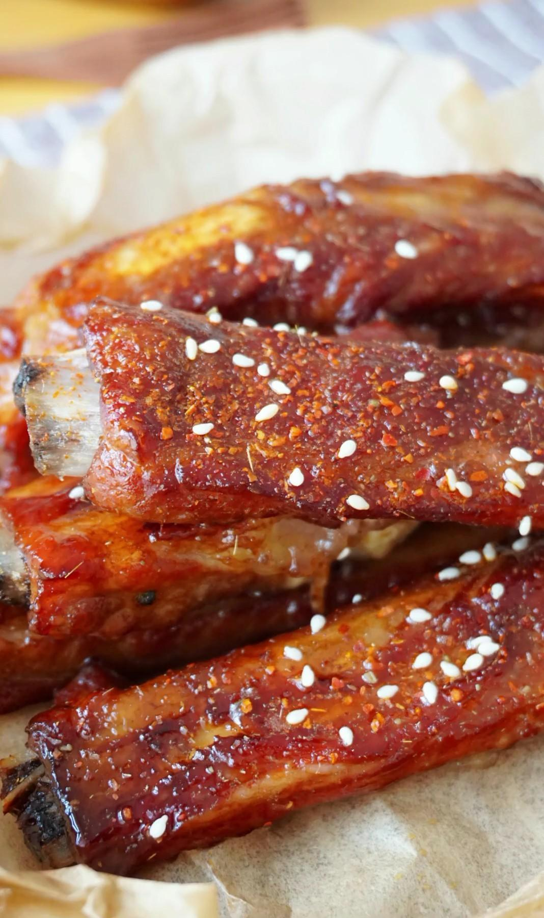 香叶1片,八角2个,蜂蜜,食用油,孜然粉,辣椒粉,白芝麻制作方法:1,排骨