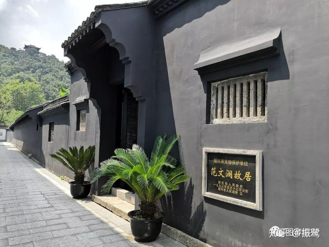 余秋雨曾这样形容绍兴:中国的历史文化名城很多,但是如果撇去皇城气象