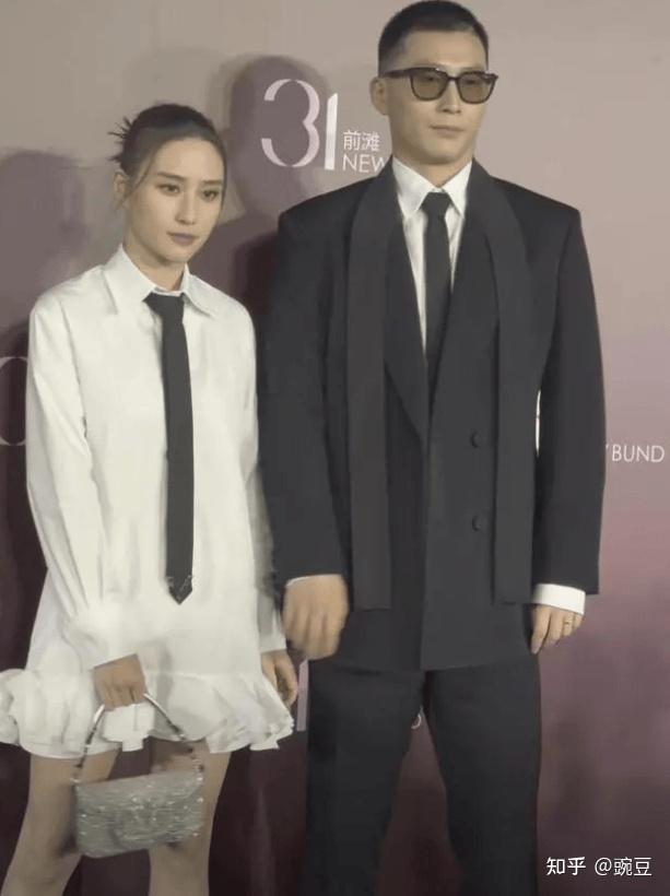 何超莲婚姻成迷赌王家族成员齐聚窦骁缺席女方与绯闻男友亲密同框引