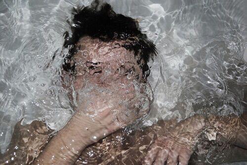 之中,游戏的要求是自行(有人辅助)对自己进行六种会导致窒息的行为