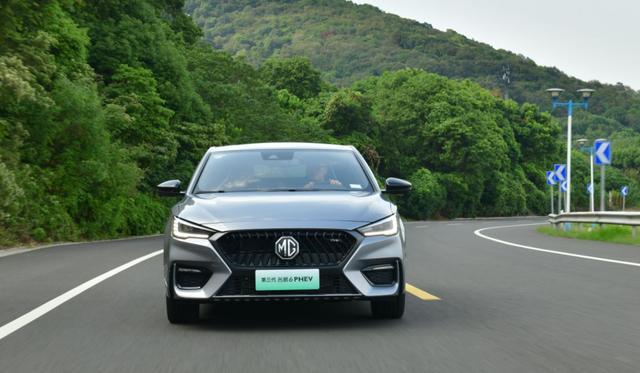 试驾名爵6插电混动外形运动机械自动有电没电完全是两款车