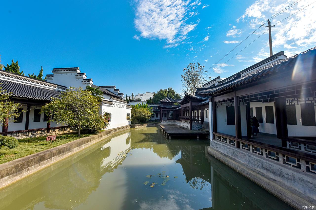 中间是一幅大型浮雕,生动刻画了李白《望天门山》的诗境:天门中断楚江