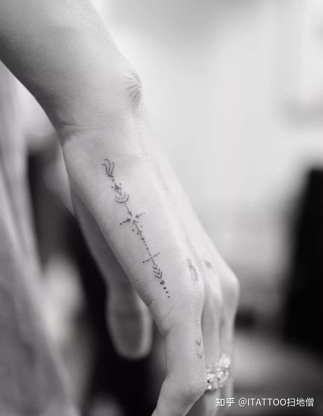 海莉随后在她的手侧纹了一个带有箭头图案的纹身,这是战斗和狩猎的