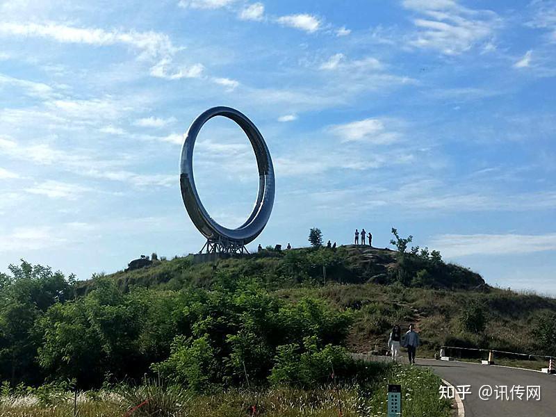 七坪寨景区依托古老的兵寨文化,打造玻璃栈道,天空之眼等旅游景点,是