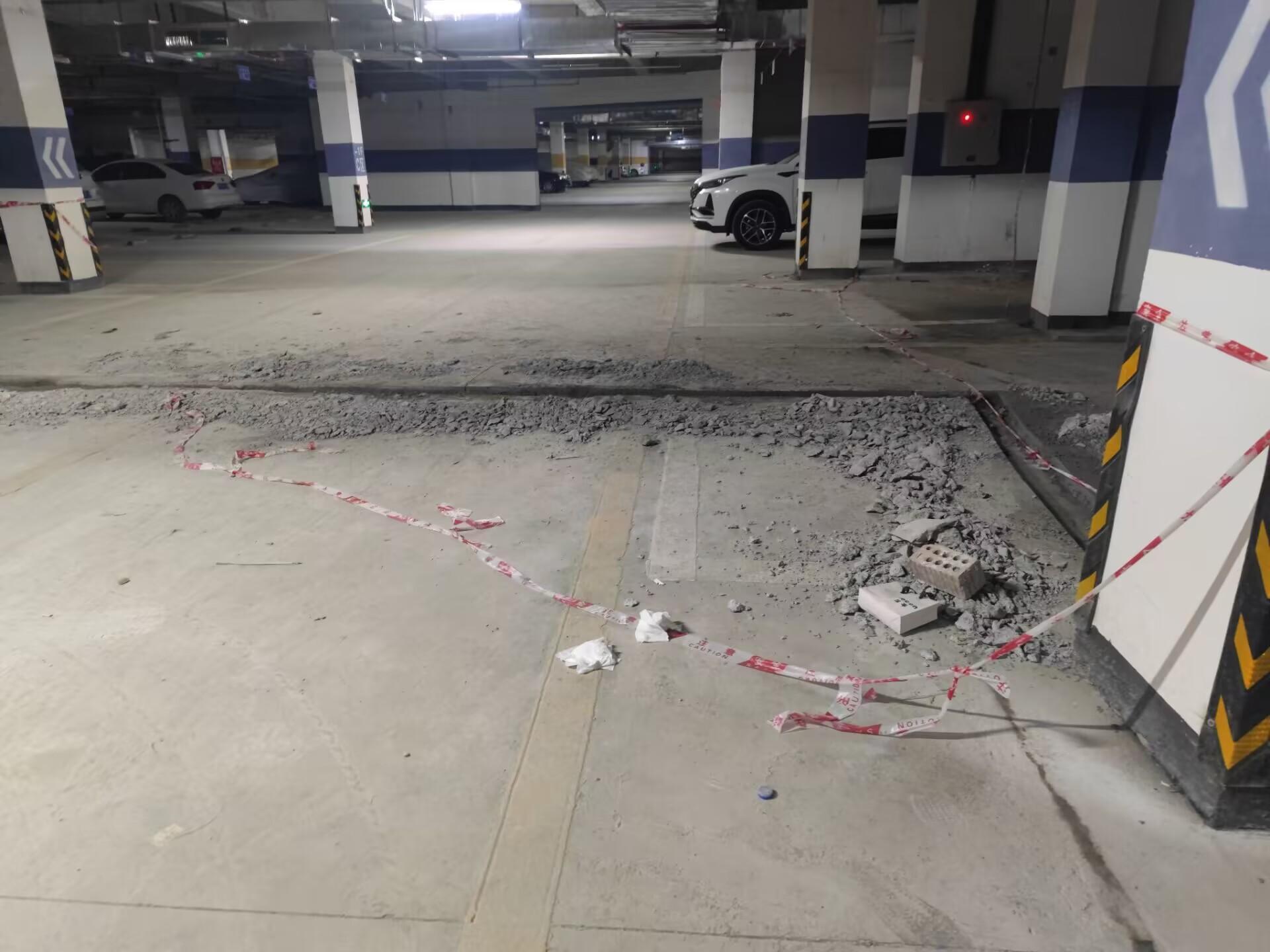 蓬安县东盛凡尔赛小区地下车库环境就是这幅模样!可喜的是