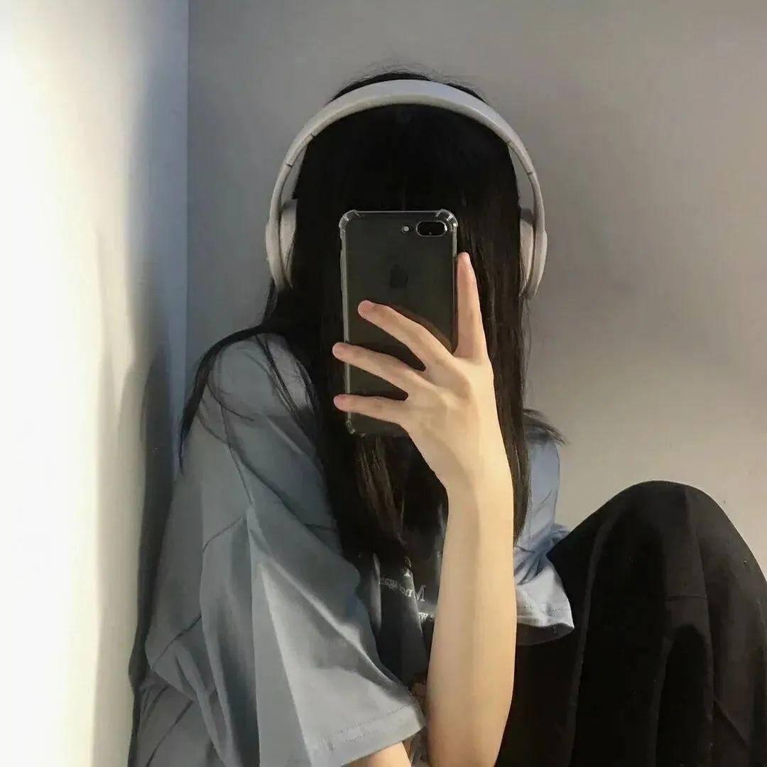 简单遮住脸的女生头像