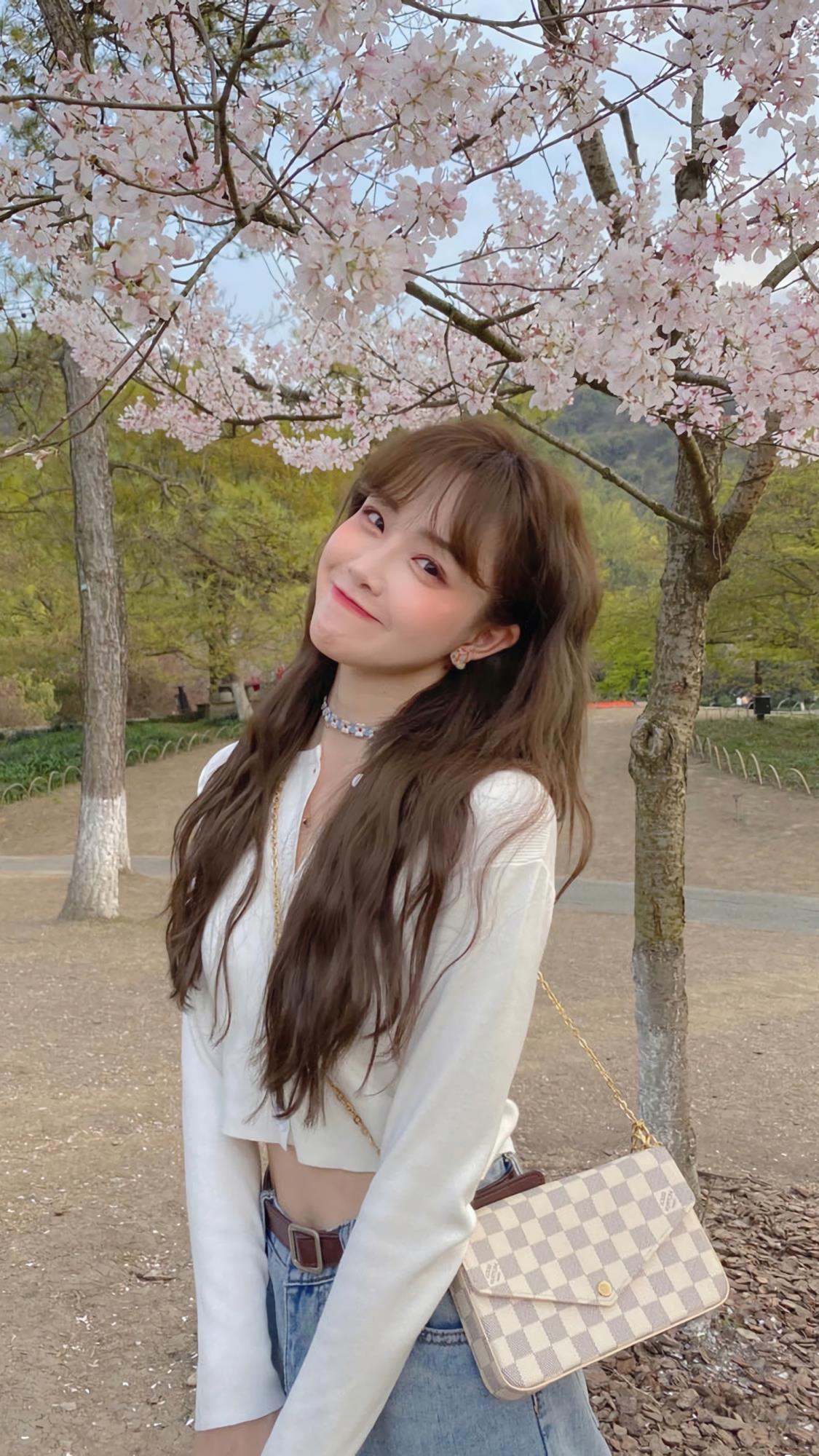 有哪些好看的全面屏手机壁纸或微信聊天背景图片