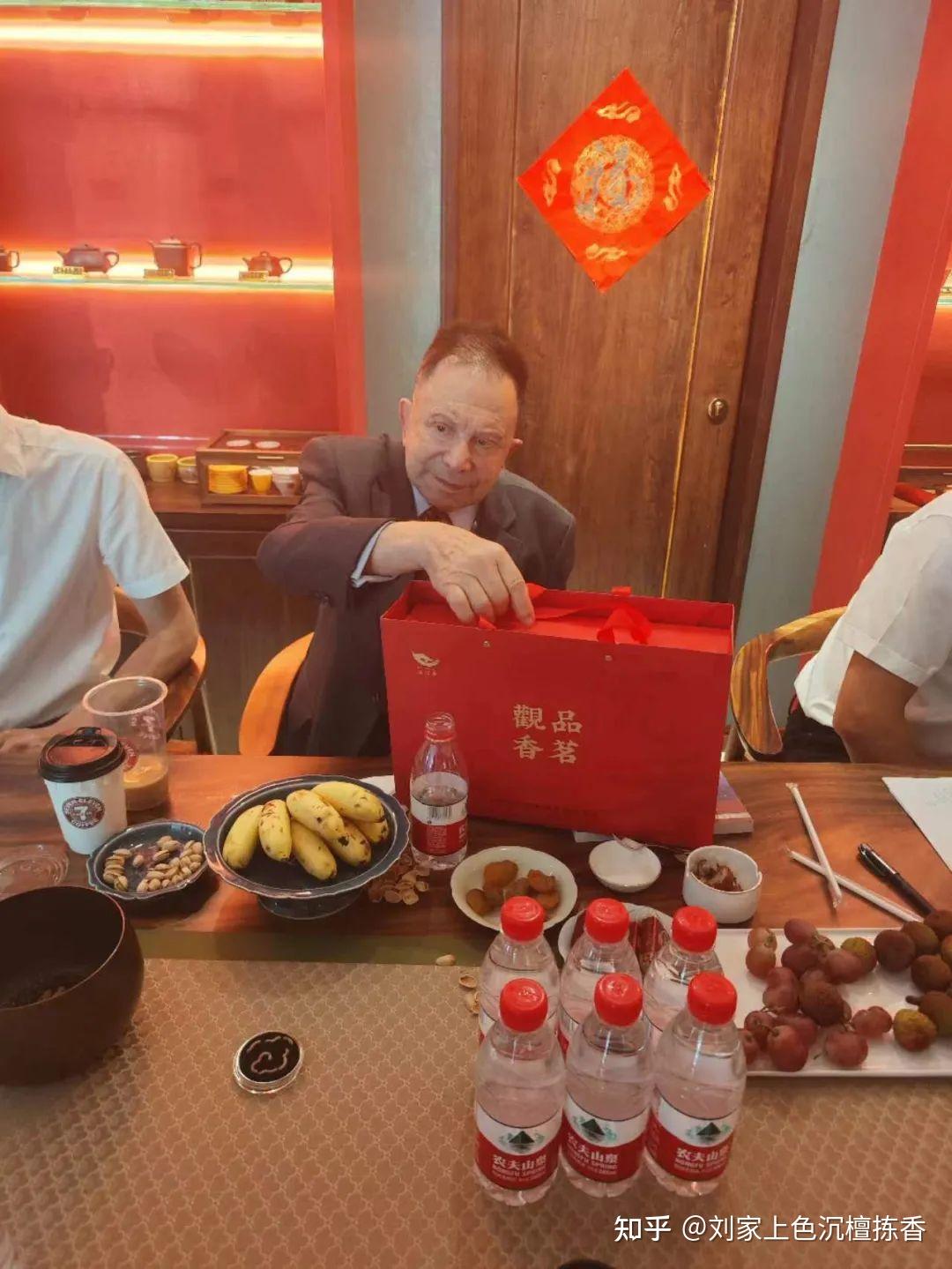 刘之强获阿根廷“阿中友谊贡献奖”，伍佰艺沉香再当国礼受到好评 - 知乎