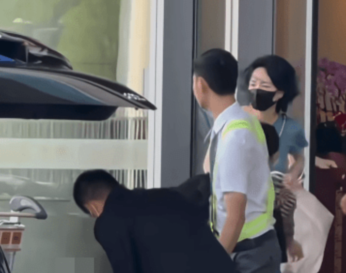 王菲跟女儿罕同框,20岁李嫣仙气飘飘,天后变「跟班」拎行李 - 知乎