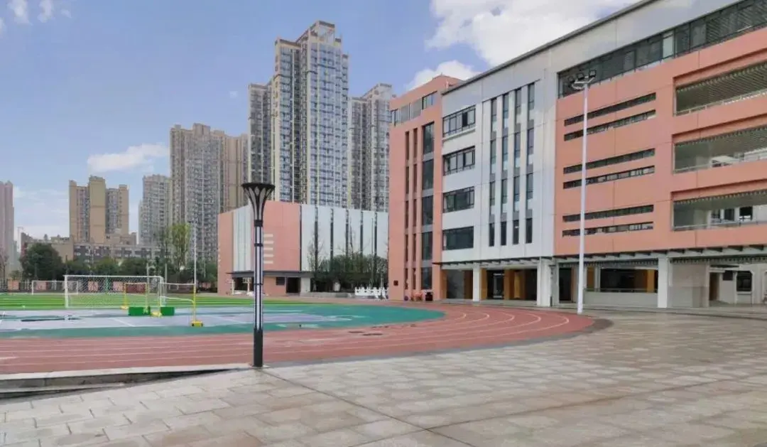图源网络树德小学和韵校区也将在上半年建成投用,以缓解成都东客站