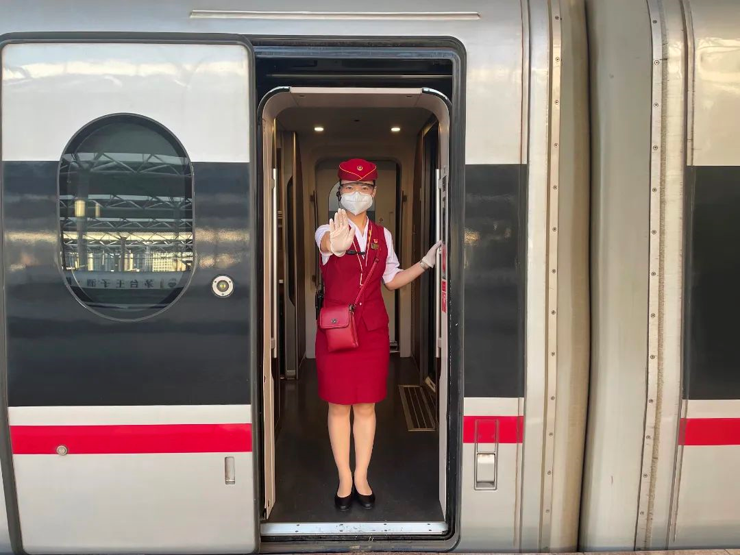 高铁列车的车门,由司机统一控制,列车到站后车门在司机控制下打开和