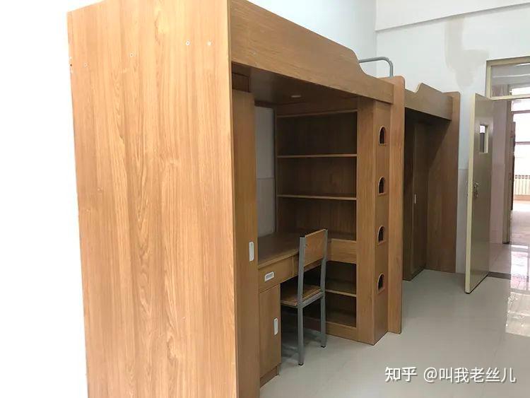 郑州龙湖一中:有4人间,也有5人间.