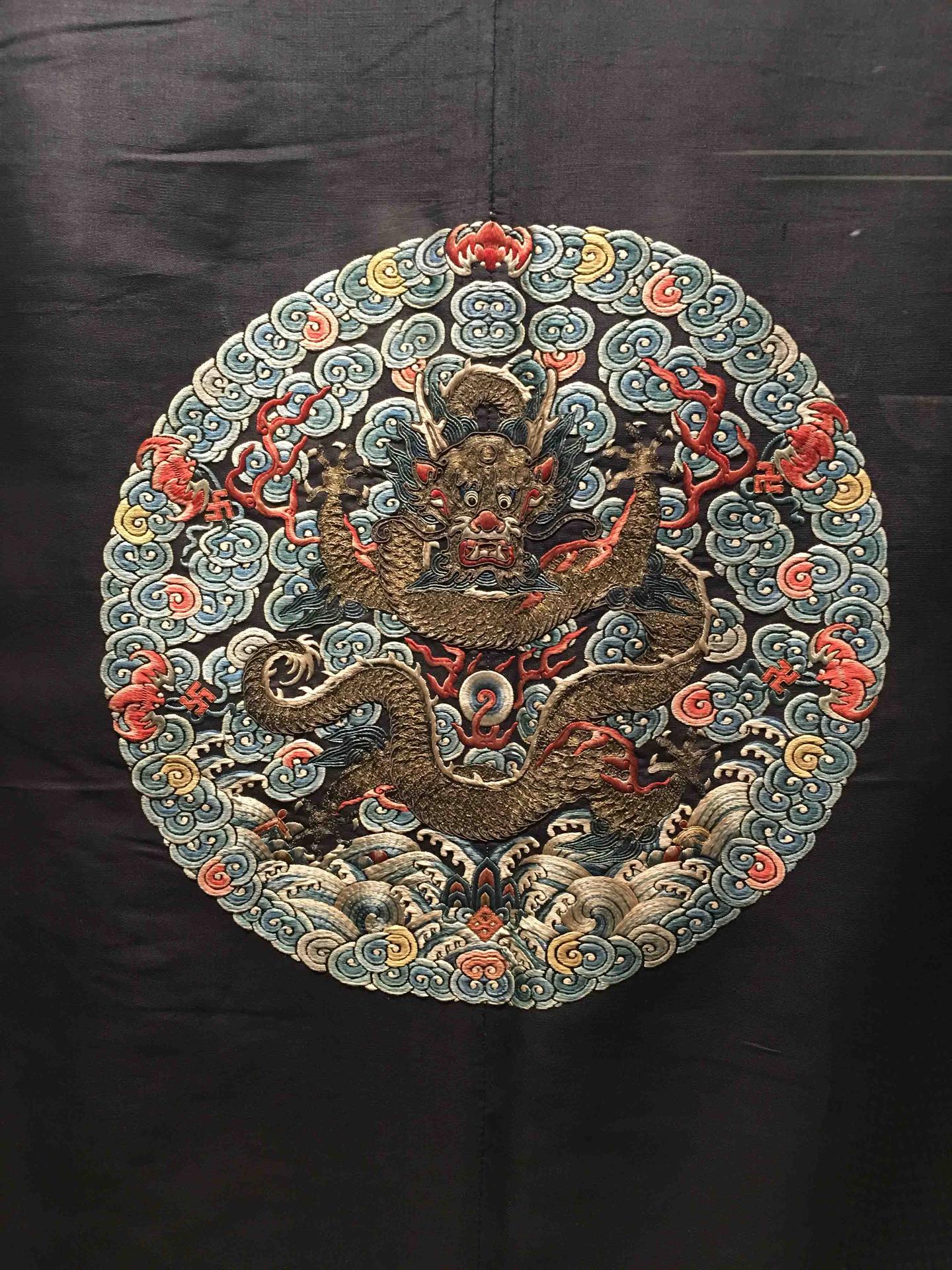 中国龙纹之石青色绣海水江崖龙袍