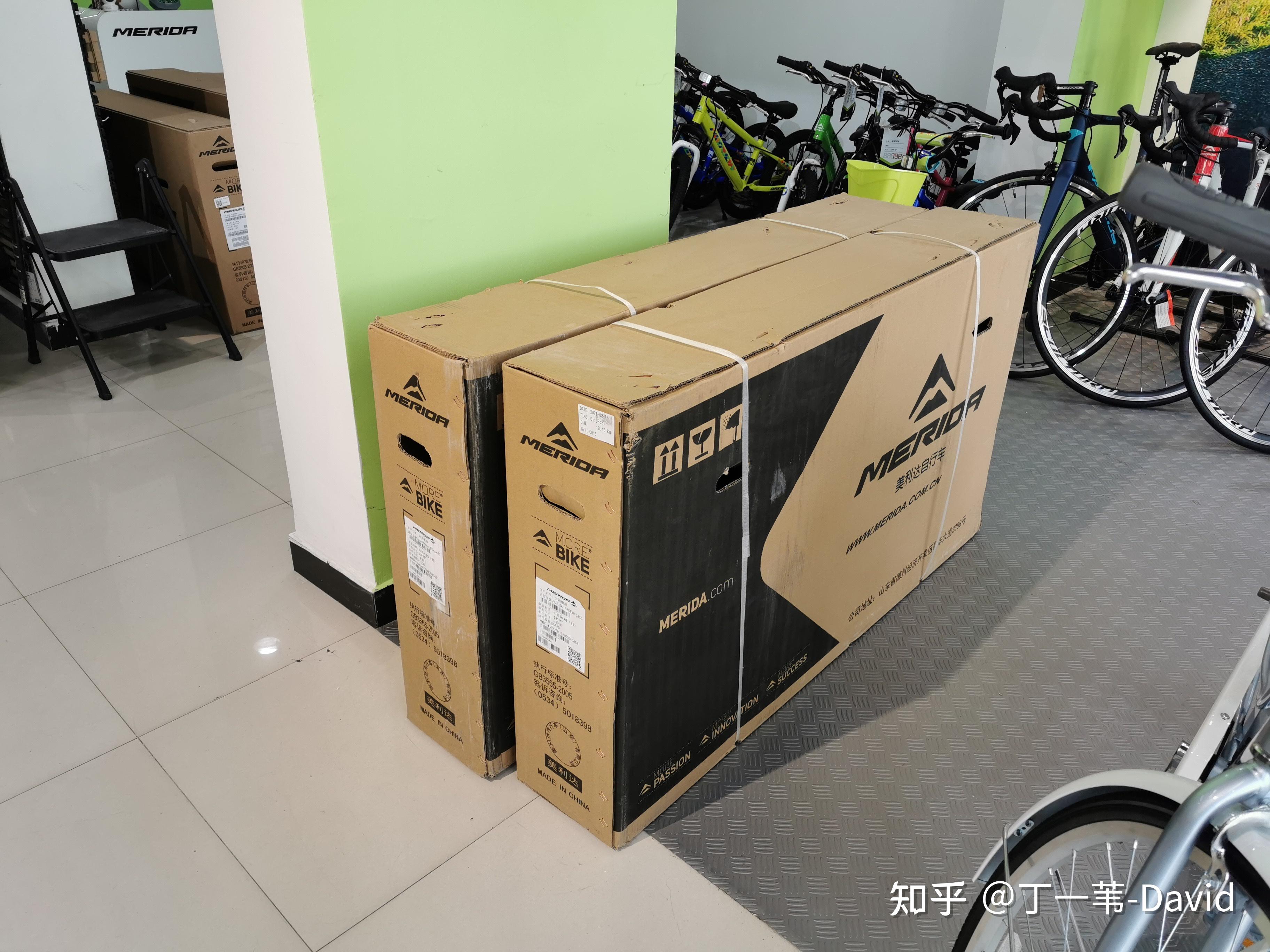 还在包装盒里面的自行车店员帮忙组装中…最终的成果