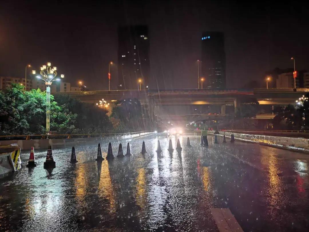 就算大雨把这座城市颠倒我会给你怀抱