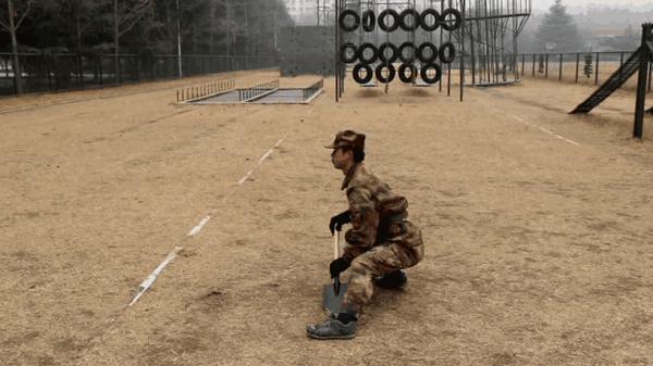 转解放军工兵铲与工兵铲格斗术