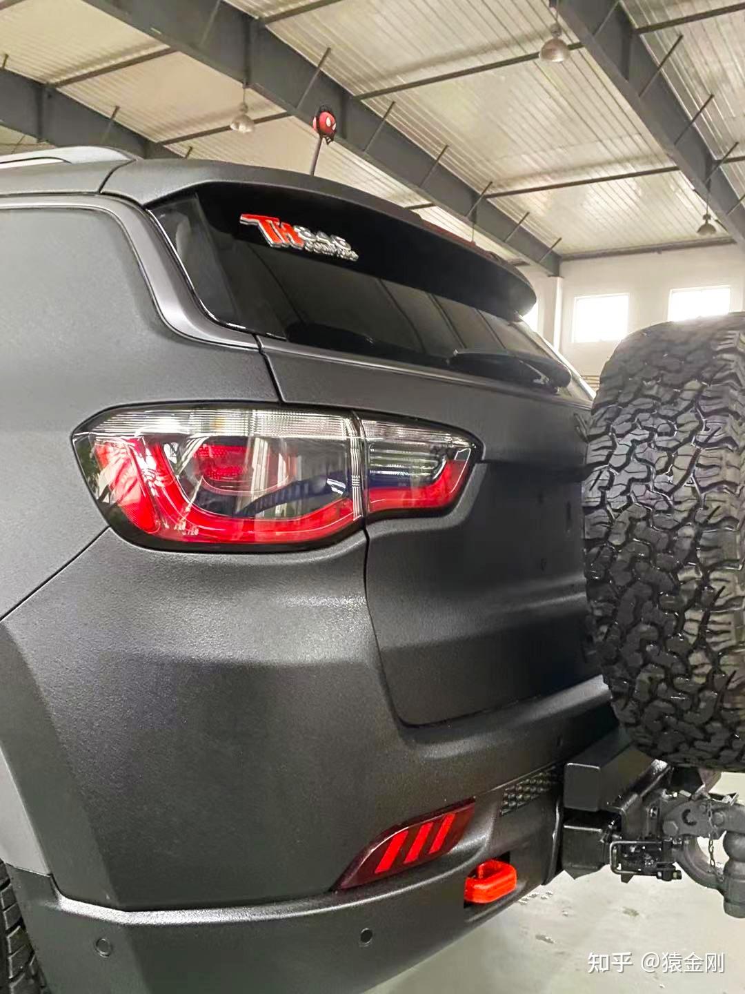 指南者也去尝试了一下,全车喷涂的黑色猿金刚防爆装甲漆效果越野车