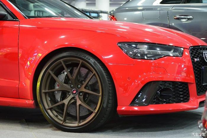 红色车身搭配铜色轮毂,与隔壁audi sport展位的新车,颜色搭配一致