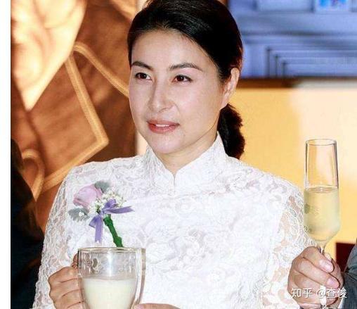 有人说是田亮钟情更加貌美的廖剑玲,廖剑玲是香港2006年中华小姐环球