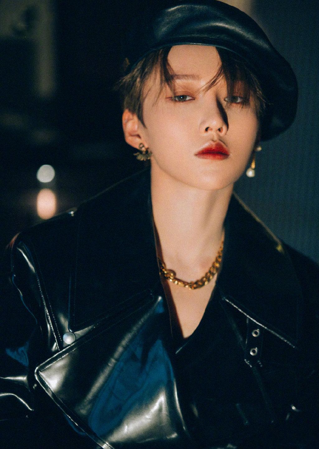 刘雨昕身穿全黑皮衣搭配复古贝雷帽演绎酷帅穿搭气质超绝