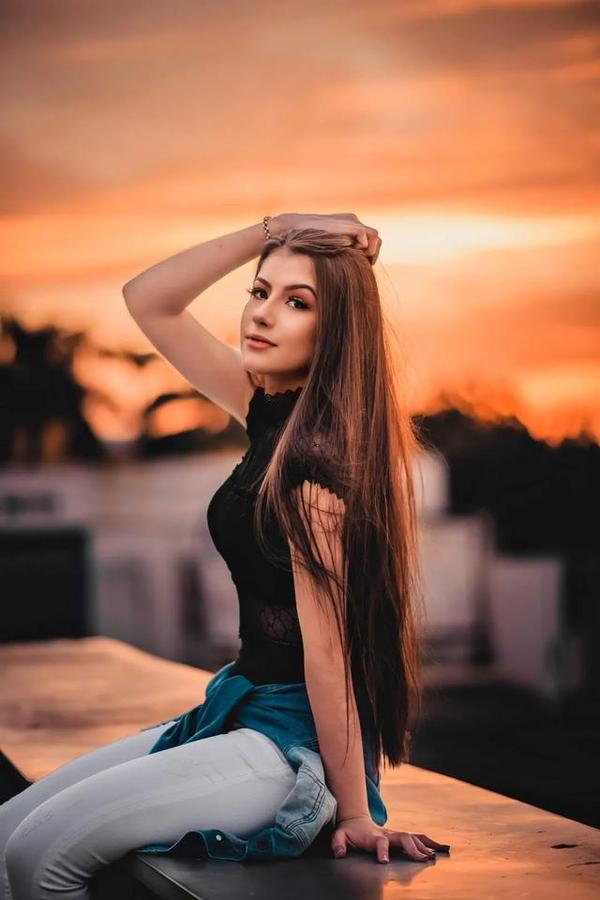 光线不仅能够带来足够的观赏性,更重要的是,光线能够让模特的皮肤变得