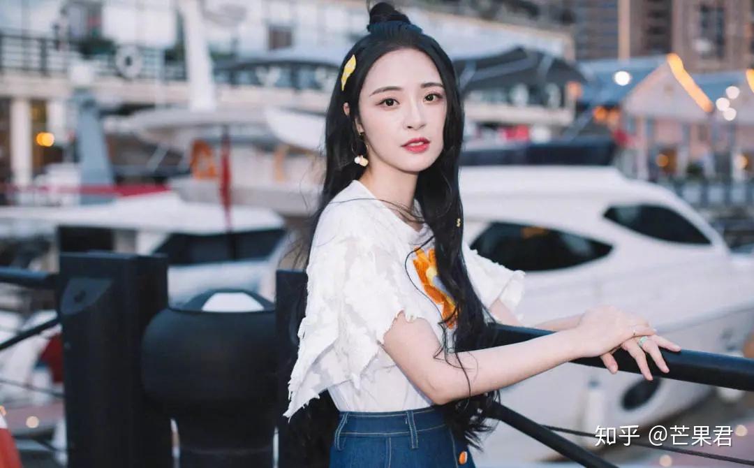 雅礼女神 很多人认识李莎旻子是在2013年8月,她和母校长沙雅礼中学的