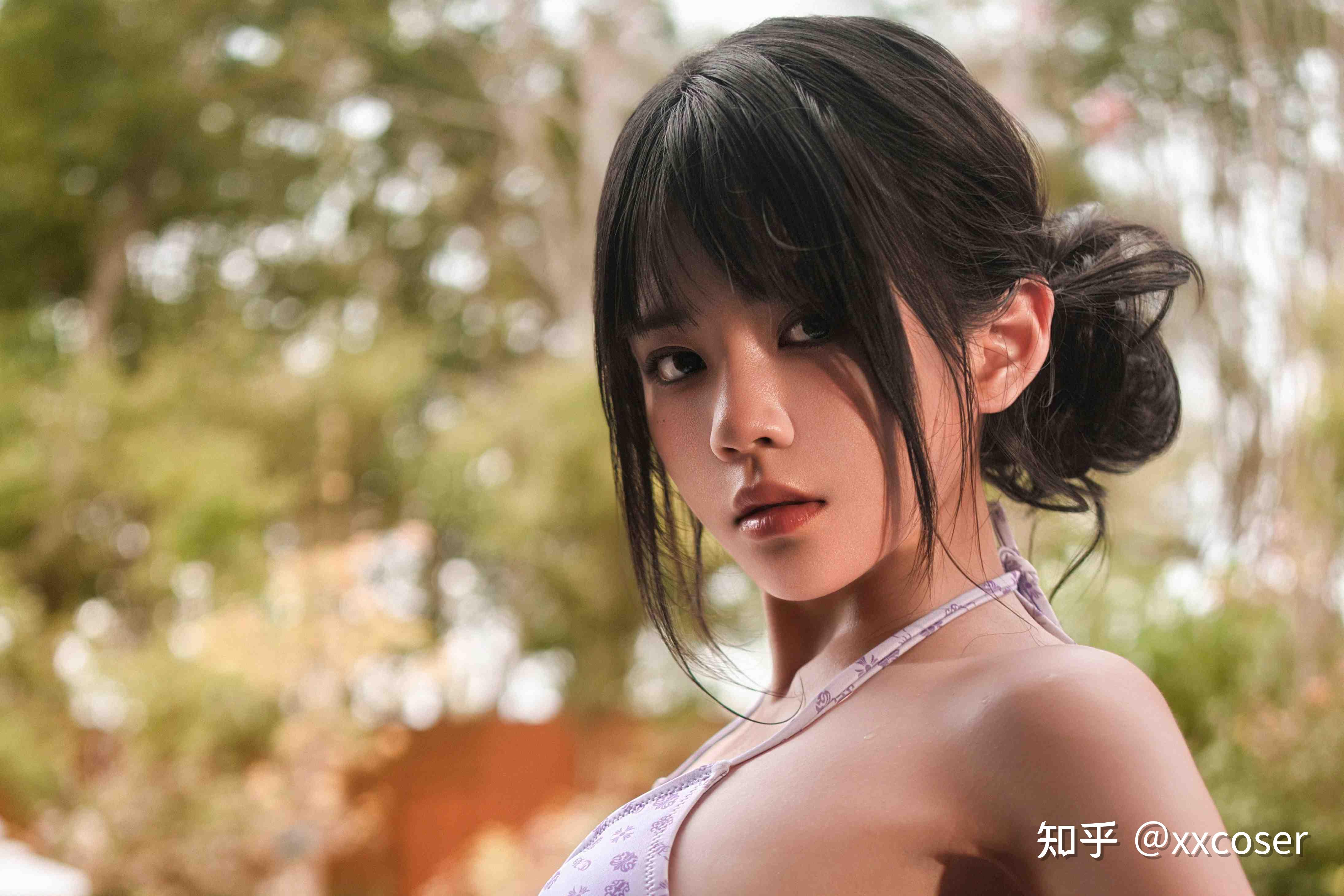 桜桃喵《紫色韵味》:浅紫色与庭院秋景交织的人像质感 - 知乎