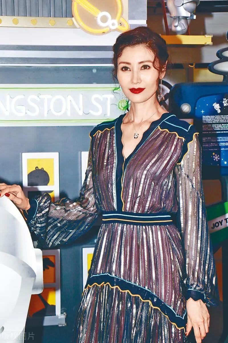 李嘉欣不愧是港姐冠军,穿刺绣长裙温婉别致,戴钻石项链显贵气