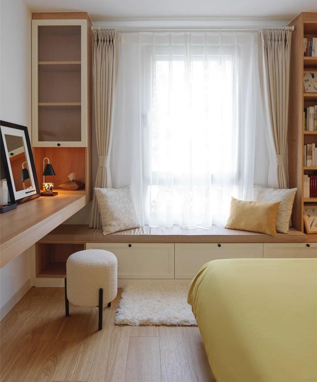 定制榻榻米和飘窗高度抬齐,省出半张床.