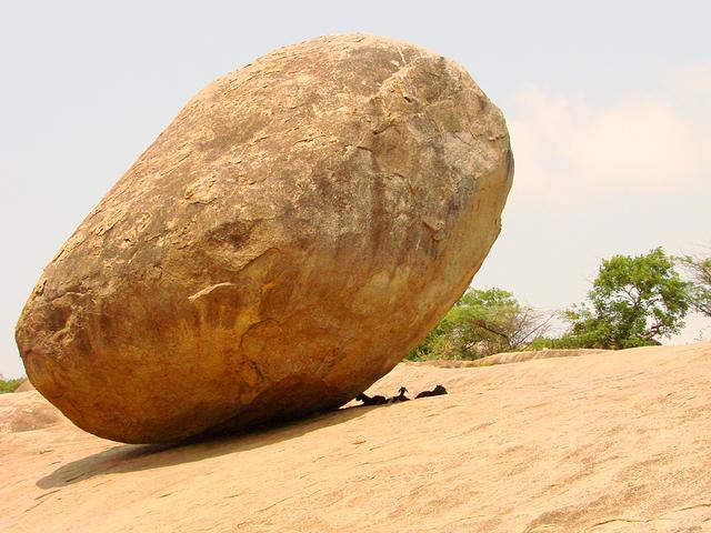 重250吨的巨石 坐落45度斜坡1300年不倒 7头大象都没将其移开 - 知乎
