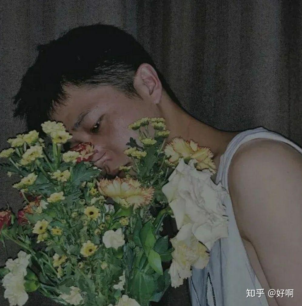 有没有男生闻花或者戴花,挂花的头像,只要与花有关的男头都可以,?