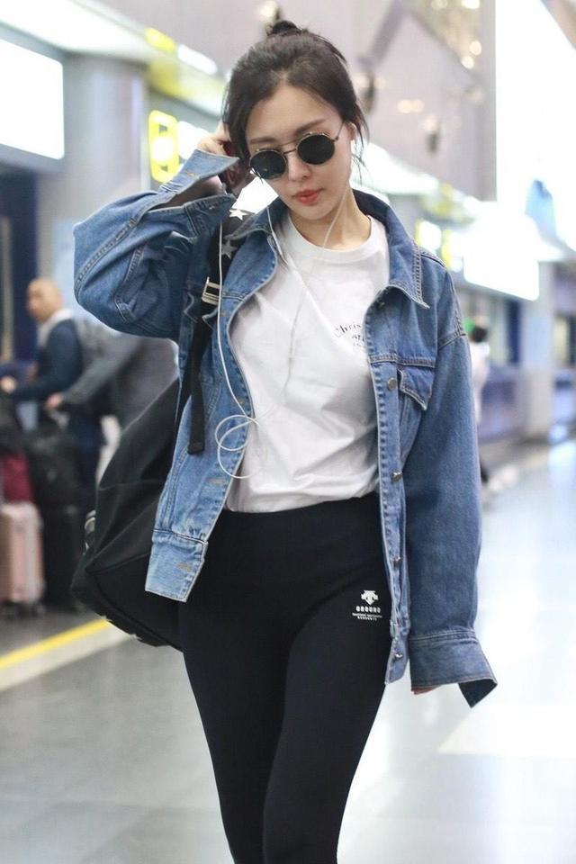 田朴珺不愧是王的女人穿牛仔外套配紧身健美裤低调更贵族