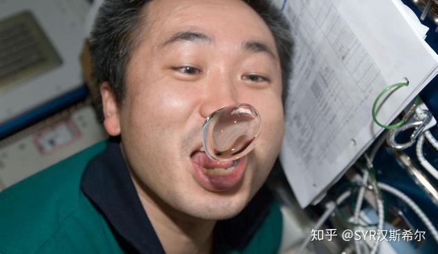 震惊了宇航员在太空居然这样喝水看完后佩服他们的勇气