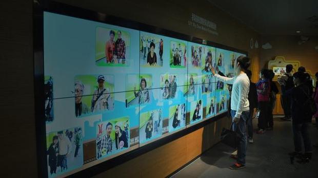 拼接屏触摸屏互动图文魔墙系统主要由高清工业did拼接屏,红外多点触摸